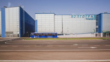 Volgograd / Rusya - 23 Eylül 2020: Volgograd Gumrak havaalanı terminali. Terminalin yakınında yolcuları olan otobüs kalkışa hazır. Güneşli hava.