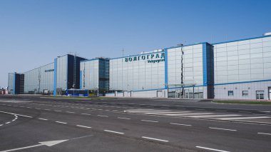 Volgograd / Rusya - 23 Eylül 2020: Volgograd Gumrak havaalanı terminali. Terminalin yakınında yolcuları olan otobüs kalkışa hazır. Güneşli hava.