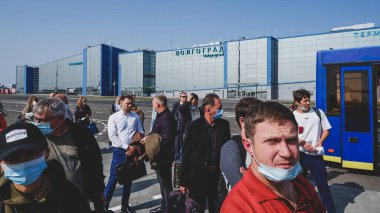 Volgograd / Rusya - 23 Eylül 2020: Uçağa binmek için bekleyen yolcular, Volgograd Gumrak havaalanı terminalinin önünde durun.