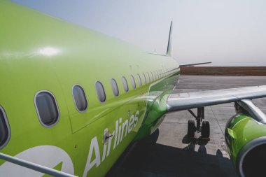 Volgograd / Rusya - 23 Eylül 2020: Airbus A320 S7 havayolları otoparkta. Parlak yeşil gövdeye ve motorlu kanada bak. 