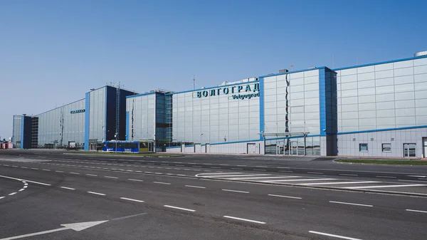 Volgograd / Rusya - 23 Eylül 2020: Volgograd Gumrak havaalanı terminali. Terminalin yakınında yolcuları olan otobüs kalkışa hazır. Güneşli hava.