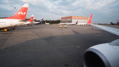 Moskova / Rusya - 18 Eylül 2020: Uçak penceresinden bakın. Sheremetyevo Havaalanı D terminalinin kapılarında uçaklar var. Diğer uçaklar arkada park halinde..