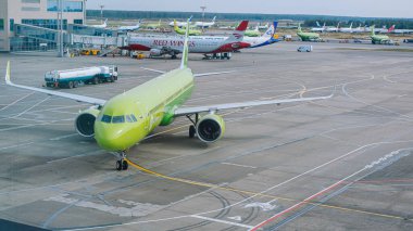 Moskova / Rusya - 18 Eylül 2020: Airbus A321 Domodedovo havaalanının kapısına gidiyor. Uçbirim penceresinden görüntüle. Resmin solunda yansıması olan özel bir sanat efekti var..