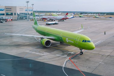 Moskova / Rusya - 18 Eylül 2020: Airbus A321 Domodedovo havaalanının kapısına gidiyor. Uçbirim penceresinden görüntüle. Resmin solunda yansıması olan özel bir sanat efekti var..