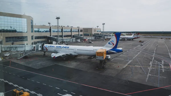Moskova / Rusya - 18 Eylül 2020: Airbus A321 Ural Havayolları Domodedovo havaalanı kapısında. Uçbirim penceresinden görüntüle. Resmin solunda yansıması olan özel bir sanat efekti var..