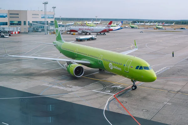 Moskova / Rusya - 18 Eylül 2020: Airbus A321 Domodedovo havaalanının kapısına gidiyor. Uçbirim penceresinden görüntüle. Resmin solunda yansıması olan özel bir sanat efekti var..