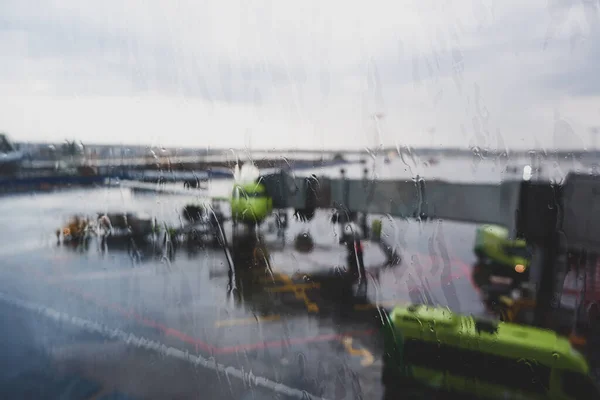 Krople Deszczu Spływają Przez Okno Lotniska Rozmytym Tle Zielony Samolot — Zdjęcie stockowe