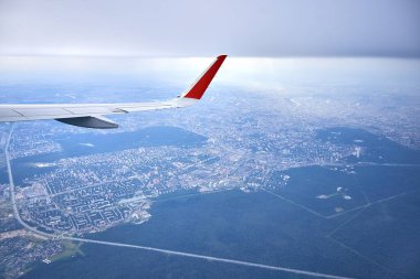 Uçağın ön camından şehrin görüntüsü