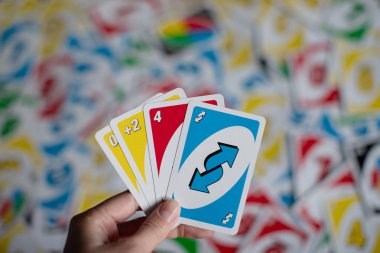 Chelybinsk, Rusya - 25 Aralık 2018: Amerikan kart oynarken oyun Uno oyun holding, kadın elinde kartları. 