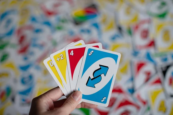 ternopil, ucrânia - 15 de maio de 2022, muitos cartões de jogo uno  coloridos em fundo branco. uno é um jogo de cartas americano do tipo  derramamento que é jogado com um