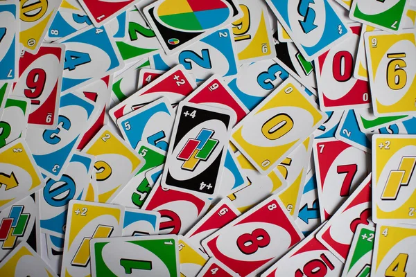 Uno jogo de cartas para jogar com os amigos. – Foto de Yellow Door