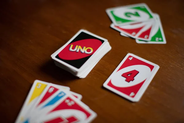 Chelybinsk ロシア連邦 2018 Uno デッキ ゲームのカードをテーブルの上に アメリカのカード ゲーム — ストック写真