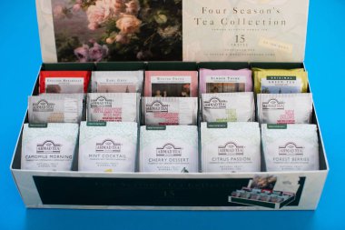 Chelyabinsk, Rusya - 12 Şubat 2019: Ahmad Pack çay mavi zemin üzerine