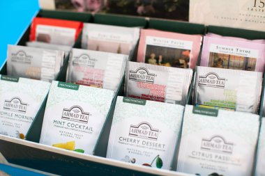 Chelyabinsk, Rusya - 12 Şubat 2019: Ahmad Pack çay mavi zemin üzerine