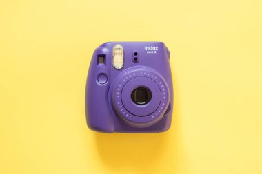 Fujifilm Instax mini kamera anlık film Sarı zemin üzerine