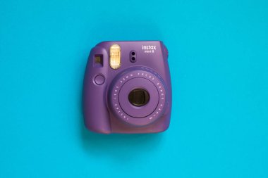 Fujifilm Instax mini kamera anlık film mavi zemin üzerine
