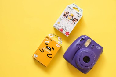 Fujifilm Instax mini kamera ve gudetama ve Sarı zemin üzerine Winnie the Pooh anlık film