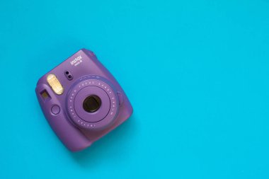 Fujifilm Instax mini kamera anlık film mavi zemin üzerine