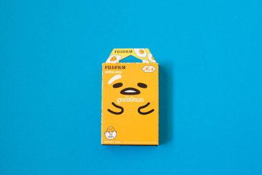 Fujifilm Instax mini kamera Gudetama anında film mavi zemin üzerine