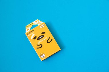 Fujifilm Instax mini kamera Gudetama anında film mavi zemin üzerine