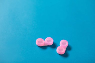 Pembe Kontakt lens case mavi zemin üzerine