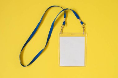 Sarı zemin üzerine mavi kemer ile boş kimlik kartı rozet simge. Metin, personel kimlik adı etiketi şablonu için yer.