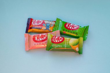 Kit-kat çikolata ile Japon lezzet Hokkaido kavun, matcha çay, çilek (Japonca Çeviri)