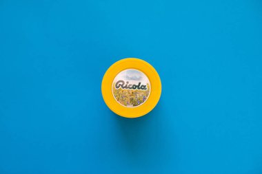 Ricola, İsviçre pastil ve nane şekeri mavi backgorund üzerinde paket