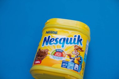 Paket çikolata ve kakao iç nEsquIK Nestle tarafından üzerinde mavi arka plan