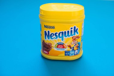 Paket çikolata ve kakao iç nEsquIK Nestle tarafından üzerinde mavi arka plan