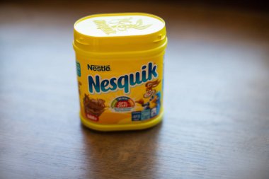 Paket çikolata ve kakao iç nEsquIK Nestle tarafından ahşap arka plan üzerinde