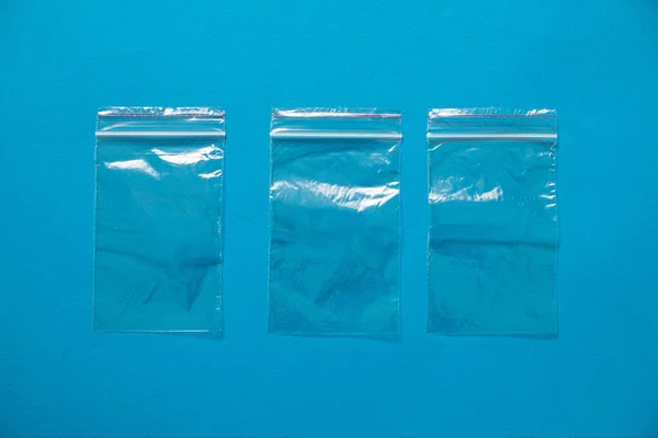 Прозрачные Пакеты Сумка Холодильником Синем Фоне — стоковое фото