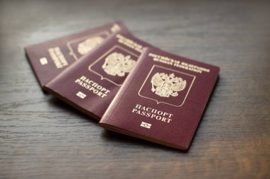 Rus pasaportu ahşap arka plan üzerinde. İyi seyahat veya iş kavramı.