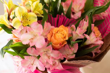 Güzel zarif yaz bahar buket gül ve alstroemerias