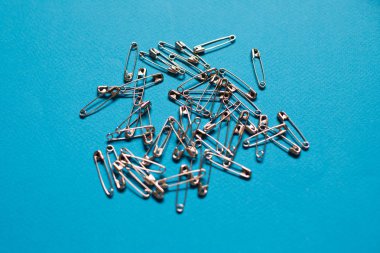 Mavi zemin üzerine emniyet pimleri