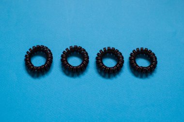 Saç plastik spiral scrunchies üzerinde mavi arka plan, güzellik kız kadın kavramı kopya alanı ile