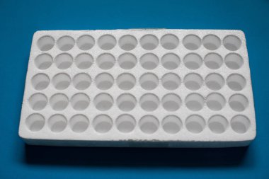 Strafor kontakt lensler şişe veya mavi arka plan üzerinde test tüpleri gibi başka bir küçük kırılabilir eşyalar için