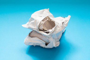 Polietilen zarf mavi arka plan üzerinde zarar görmüş. Plastik posta e-posta çanta