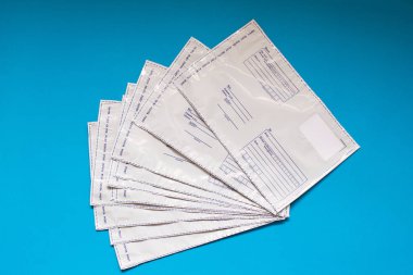Rus yazı polietilen zarf üzerinde mavi arka plan. Plastik posta e-posta çanta