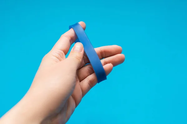 Chica Pone Brazalete Azul Sobre Fondo Azul Festival Música Marca — Foto de Stock