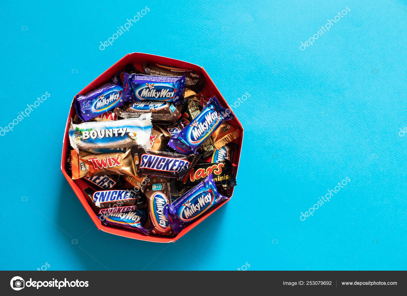 Twix, Milky Way, Snickers, Bounty, Mars popular mini candy chocolate on blue background in box — Stock Editorial Photography
