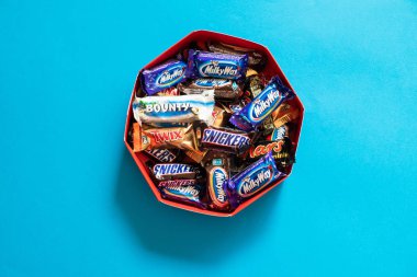 Twix, Samanyolu, Snickers, ödül, Mars popüler mini çikolata şekerleme kutusunda mavi arka plan üzerinde