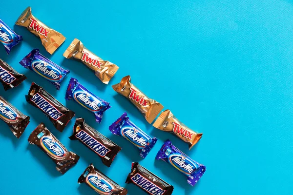 Twix, Samanyolu, Snickers, popüler mini çikolata şekerleme kopya alanı ile mavi arka plan üzerinde