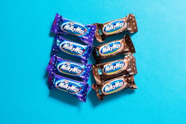 Samanyolu süt ve chocolote ile lezzet - popüler mini çikolata şekerleme mavi zemin üzerine 