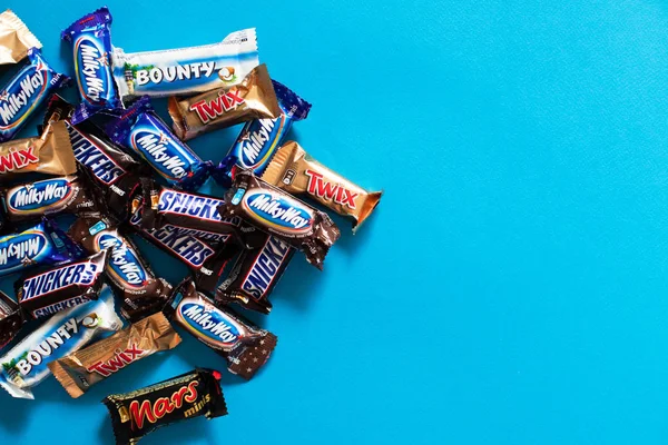 Twix Milchstraße Snickers Bounty Mars Beliebte Mini Schokoriegel Auf Blauem — Stockfoto