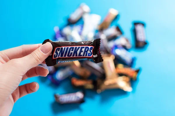 Snickers Popular Mini Candy Chocolate Bars Blue Background — Stock Photo, Image