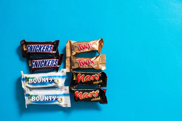 Twix Snickers Bounty Mars Popular Mini Candy Chocolate Bars Blue — Stock Photo, Image