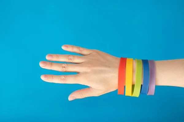 Brazalete Pulsera Rainbow Flag Lgbt Mano Femenina Sobre Fondo Azul — Foto de Stock