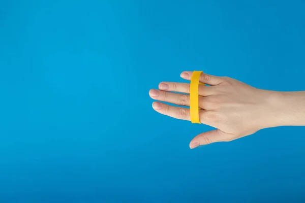 Weibliche Hand Mit Leerem Gelben Armband Auf Blauem Hintergrund Musik — Stockfoto