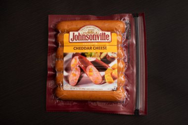 Johnsonville çedar peynirli sosis. Johnsonville Sosis Sheboygan Falls, Wisconsin merkezli bir sosis şirketidir.